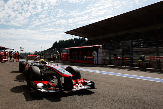 梅赛德斯险胜迈凯伦，佩雷兹关键制胜