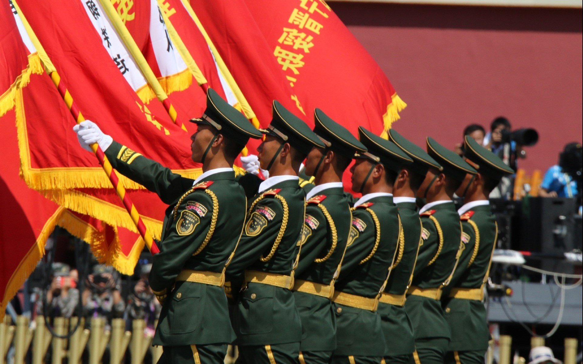 开云体育入口-速度与智慧的交锋，当赛道灯光熄灭，球场终场哨响起