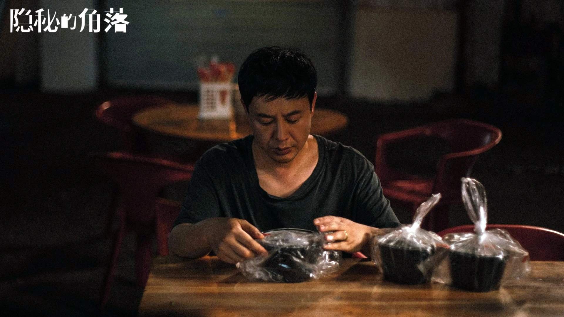 很有戏剧性。冰岛与瑞士的硬碰硬，加上托纳利的关键一击，充满了巨人杀手与战术博弈的味道。为了体现唯一性，我避开常规的赛事报道，用电影脚本式的叙事来解构这场比赛